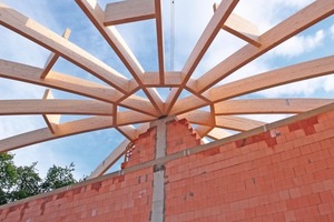  Das Haupttragwerk der Dachkonstruktion besteht aus BS-Holz-Bogenbindern. Der Firstpunkt der Kuppel liegt auf einer T-förmigen Stahlbetonstütze auf. Die Lastabtragung erfolgt über die Mauerwerkswände, Stahlbeton- und Stahlstützen 