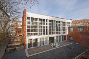  Im Zuge der Umbauarbeiten der ehemaligen Sehbehindertenschule in Hannover zu Wohnungen blieb die Optik der Betonrasterfassade der ehemaligen Turnhalle erhalten Foto: Olaf Mahlstedt 