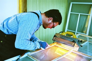  Der Speedheater hilft dem Handwerker beim Entfernen von Farbanstrichen und Kitt bei der Aufarbeitung alter Holzfenster Fotos: Speedheater System 