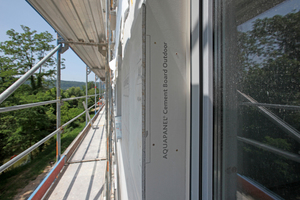  Außen wird die wetterbeständige Zementbauplatte Aquapanel Cement Board Outdoor verschraubt 