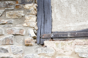  Entkernung, danach neu aufgebaut: Sanierter Altbau aus Grauwacke-Natursteinen, Holzfachwerk und Lehmziegelgefachen
Fotos: Creaton/HS



 