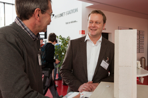  Daniel Neve von der Firma Hahne erklärt am Stand die Möglichkeiten einer ganzheitlichen Sanierung von feuchte- und salzgeschädigtem Mauerwerk 