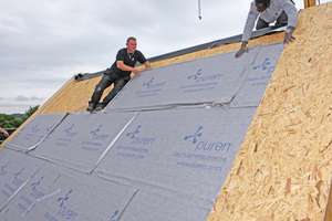  Montage des Steildachdämmsystems puren Plus auf der Holzkonstruktion 