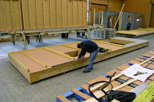  Bilder oben: Für schlüsselfertige Holzrahmenhäuser werden die Wandelemente in der Werkstatt in Lohne vorgefertigt und dann auf der Baustelle montiert 