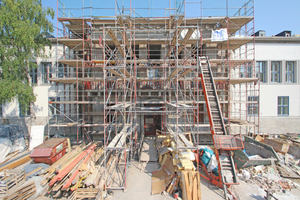  Sanierung des mit Muschelkalk verkleideten Portikus von Haus 2. Hierbei handelte es sich um den westlichen Haupteingang in die 800 m2 große Luxuswohnung mit der zum Innenhof gewölbten Rotunde Fotos (3): Thomas Wieckhorst 