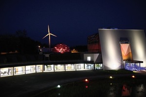  Stimmungsvoller Blickfang: die Glaskuppel im „Science-Centre“ des Ökoparks Hartberg 