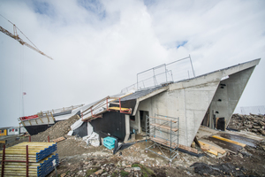  Der fertig entschalte Stahlbetonrohbau wird abgedichtet 