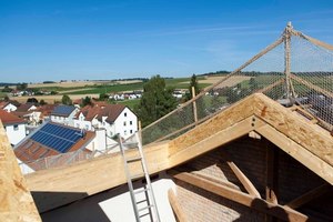  Handwerker erstellen bauseitig die Unterkonstruktion aus Holz, Beton und Stahl 