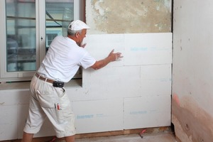  Rechts: Die Dämmplatten werden mit Klebe-spachtel vollflächig auf der Wand verklebt 