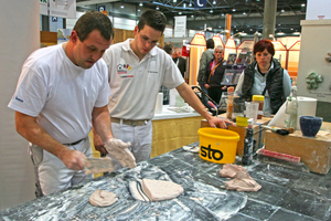  Stuckateure stellen auf dem Stand der Berufsförderungs-GmbH Stuckateur Stuckmarmor her 