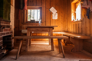  Aus alten Bodendielen zimmerten die Handwerker mit viel Geschick Betten, Tische und eine Schlafcouch 