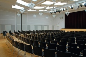  Die Wellenbewegung der Decke ist im Großen Saal nach der Beplankung noch deutlicher zu erkennen. Die geschwungenen Akustikvorsatzschalen an den Wänden nehmen die Wellenbewegung der Decke elegant aufFotos: Saint-Gobain Rigips 