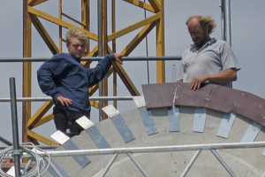  Um eine auf „Null“ auslaufende Dachkante zu erzielen, platzieren die Maurer die Attikaziegel auf eine Metallunterkonstruktion 