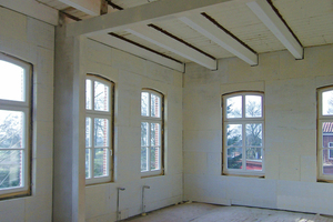  Raumansicht der im Gulfhof bis auf die Fensterlaibung von innen gedämmten AußenwändeFotos: Remmers 
