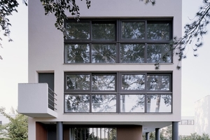  Das Haus hat einen Dachgarten, ein verschiebbares Langfenster und steht auf Stützen statt massiver Mauern
Foto: Landeshauptstadt Stuttgart / Birgita Gonzales 