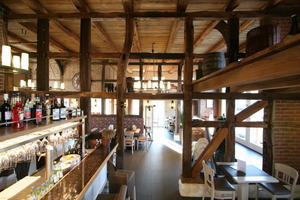  Blick von der Bäckerei im Neubau in das Café in der Deele des Altbaus 