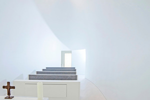  Die ellipsenförmige Kapelle im erzbischöflichen Ordinariat in München: Der eigentlich gar nicht so große Raum vermittelt das Gefühl der Unendlichkeit 