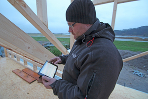  Ruck-zuck gemacht: Auf der Baustelle werden die „Stundenzettel“ auf dem iPad ausgefüllt – schneller und sauberer als auf Papier Foto: Thomas Schwarzmann 