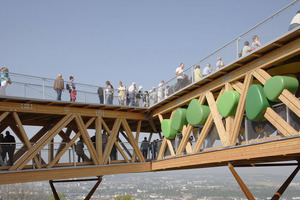  Zuschauer auf dem Aussichtsbauwerk 