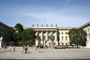  Weltbekannt: Das Hauptgebäude der Humboldt-Universität in Berlin. Hinter der repräsentativen Fassade montierten die Handwerker im vergangenen Jahr ZiegeldeckenFoto: Heike Zappe / Humboldt-Universität Berlin 