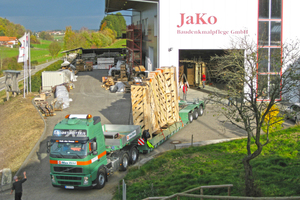  Bei der Translozierung wird das Gebäude zunächst, begutachtet und katalogisiert und anschließend behutsam abgebaut, verpackt und zu JaKo transportiert 