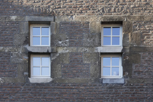  Die Fensteröffnungen sind als Fluchtwege zu schmal.  Manche Fenster sind nur bessere Schießscharten 