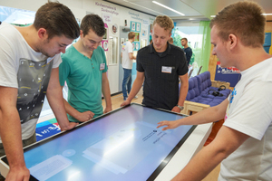  Im Brillux Show-Truck erklären Auszubildende des Malerhandwerks den Schülern, was den Beruf interessant machtFoto: Markus Nilling/Brillux 