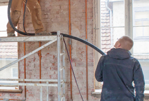  Die 48 cm dicken Wände der Fabrik verputzten die Handwerker mit LehmFotos: Jan Kobel 