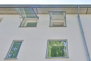  Die Verbesserung von Dämmung und Schallschutz erhielten die alten Fenster durch den Vorbau zusätzlicher Isolierglas-Wendefenster, die wie Schwingfenster nach außen hin aufklappbar sind Fotos: Guggenbichler+Netzer Architekten / Philipp Herbster 