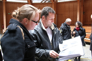  Besprechung der Reinigungsarbeiten vor Ort auf der Baustelle 