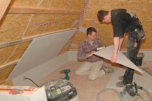  Innenausbau: Die Handwerker bringen im neuen Dachstuhl der Mühle Gipsfaserplatten an 