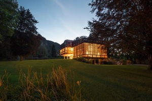  Die Villa am See fügt sich harmonisch in die Landschaft ein 