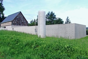  Für das Mitte August in Bad Münster eröffnete Museum setzte der japanische Architekt Tadao Ando eine 225 Jahre alte Fachwerkscheune auf einen geschosshohen Sockel aus Sichtbeton 