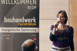  Nicola Beck stellt auf der Fachforumsveranstaltung im Elbcampus Hamburg das Energie BauZentrum vor 