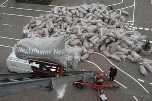  In Säcke abgefüllt wandert der Dämmstoff aus dem Meer auf das Dach 