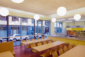  Die Mensa der freien Waldorfschule: Durch die großen Glaselemente wird die Verbindung zum umgebenen Stadtraum hergestellt 
Foto: Matthias Broneske   