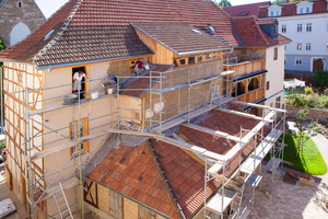  An der Gebäuderückseite, an der sich zuvor Anbauten befanden, befestigten die Handwerker Schilfrohrmatten, die sie mit Lehm und danach mit Luftkalkmörtel verputztenFotos: Jan Kobel 