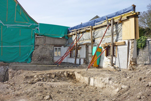  Rechts: Aus Gründen des Denkmalschutzes blieb nur die Fassade zur Straße hin stehen 