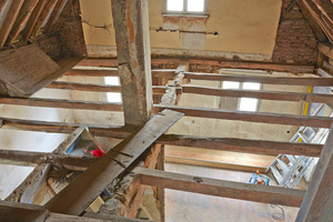  Aufarbeitung der Decke des rechten Hausflügels und Vorbereitung des Bodenaufbaus (Wohnzimmer OG).  Das Sichtgebälk ist gut erhalten und senkt sich rund 12 cm in Richtung der Hausrückseite ab Fotos: Linus Weber Denkmalpflege 