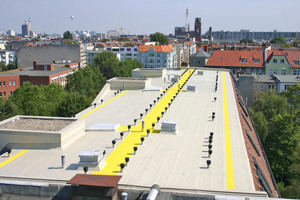  Die Abdichtung zahlreicher Details auf dem Wohnhaus-Flachdach in der Berliner Hohenstaufenstraße stellte eine Herausforderung während der Sanierung dar


 