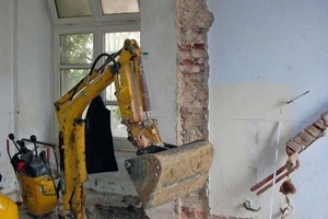  Rückbauarbeiten im Altbau: zum Teil mussten Innenwände mit dem Minibagger abgerissen werden 