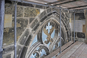  Die nicht ausgebauten Glasfenster der Hubertus- und Karlskapelle wurden säuberlich mit Folie abgeklebt 