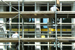  Mitarbeiter des Malerreibetriebs Lovermann bei der Arbeit an der Fassade 