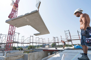  Die Wandelemente wurden aus Beton bei Tinglev in Altlandsberg vorgefertigte und per Schwerlasttransporter auf die Baustelle nach Berlin gebracht und ebenso wie die Hohlkörperdecken mit dem Kran verladen 