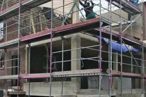  Über dem alten Satteldach montieren die Handwerker die Sparren für den neuen DachstuhlFoto: Archiv Bauherren 