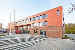  Das neue Hauptgebäude der Berufsschule im Kreis Pinneberg besteht aus Ziegeln im Sockel und einer Faser­zement-Vorhangfassade im Obergeschoss 