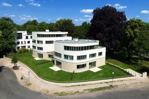  Das Mehrfamilienhaus am Berliner Majakowskiring passt sich dem Kurvenschwung der Straße anFoto: Hanns Joosten 