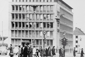  Die Hauptstelle der Kasseler Bank Ende der 1950er Jahre (linkes Bild) und heute nach Abschluss der Umbau- und Sanierungsarbeiten (rechtes Bild) Historische Aufnahme: Kasseler Bank / Foto heute: Saint-Gobain Rigips 