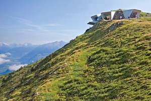  Das vor einem halben Jahr auf dem Kronplatz, dem größten Skiberg Südtirols, eröffnete Messner Mountain Museum – entworfen von der Stararchitektin Zaha Hadid Foto: inexhibit.com 