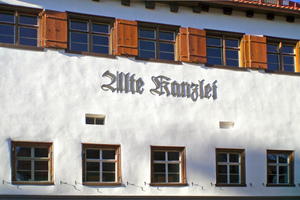  Vor allem im Streiflicht wirkt die sanierte Fassade der Alten Kanzlei in Wangen lebendig und überhaupt nicht so, als hätte man sie gerade mit einem WDVS energetisch ertüchtigt 